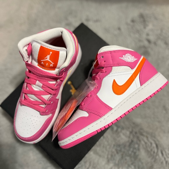 Nike BNWT Air Jordan 1 Mid - Picture 4 of 4